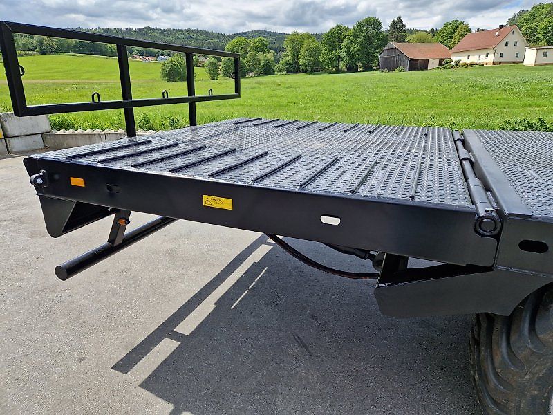Dinapolis 8,0m Ballenwagen Hydraulisch absenkbare Rampen Druckluft LED