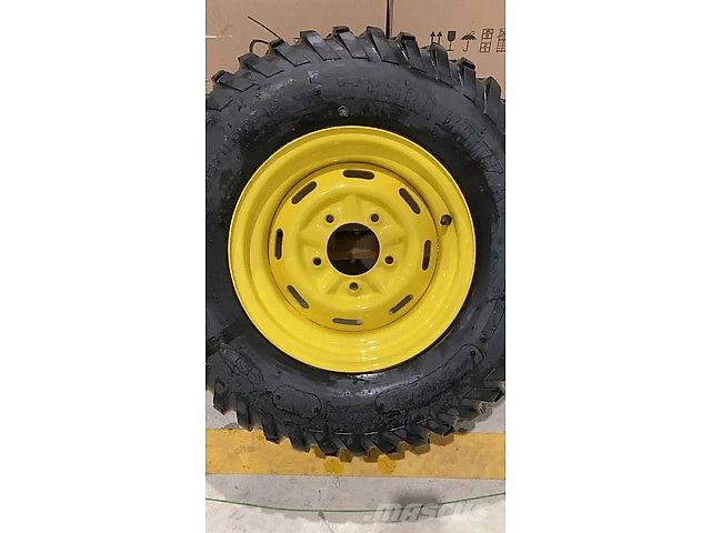 John Deere XUV835/865M/R John Deere Gator XUV veljed koos rehvidega