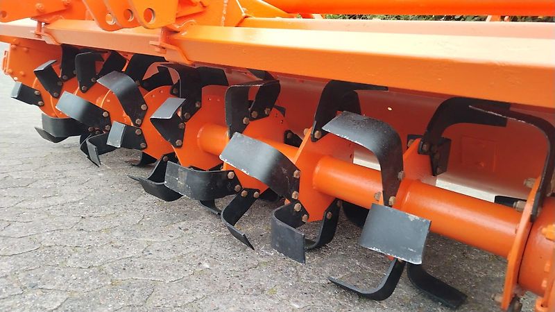 Howard HB 540 T Bodefräse 240cm Arbeitsbreite Howard Fräse mit 54 Winkelmesser 100%Optional mit Howard Vorbaugrubber Keine Maschio Kuhn Krone Celli Bodenfräse