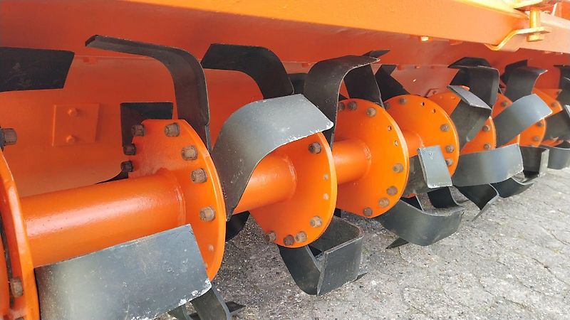 Howard HB 540 T Bodefräse 240cm Arbeitsbreite Howard Fräse mit 54 Winkelmesser 100%Optional mit Howard Vorbaugrubber Keine Maschio Kuhn Krone Celli Bodenfräse