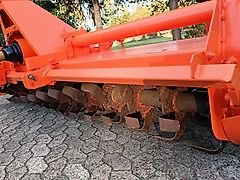 Howard Kongskilde Bodenfräse Howard Modell HED 305 DL Bodenfräse Geräte Nr 801 3 32944  Y mit 84 Frässmessern Pakerwlze 350 mm Durchmesser zur exakten Tiefenführung 3 Gang Schaltgetriebe Fremdkörpersicherung über Lamellenkupplung 305 cm Arbeitbreite