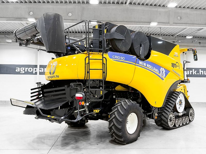 New Holland CR10.90 SmartTrax combine, with 12,5 m Varifeed header, RTK steering, tracks on the front
