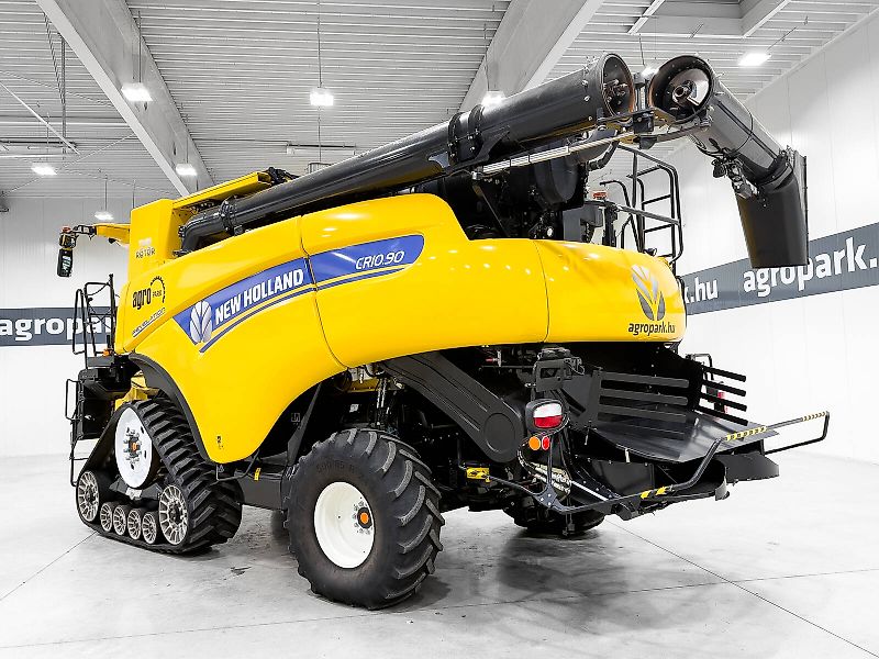 New Holland CR10.90 SmartTrax combine, with 12,5 m Varifeed header, RTK steering, tracks on the front