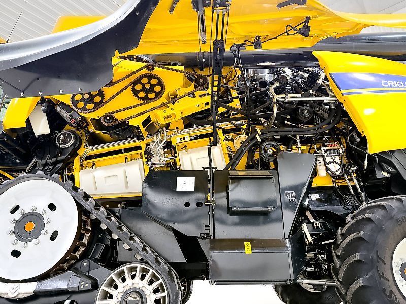New Holland CR10.90 SmartTrax combine, with 12,5 m Varifeed header, RTK steering, tracks on the front