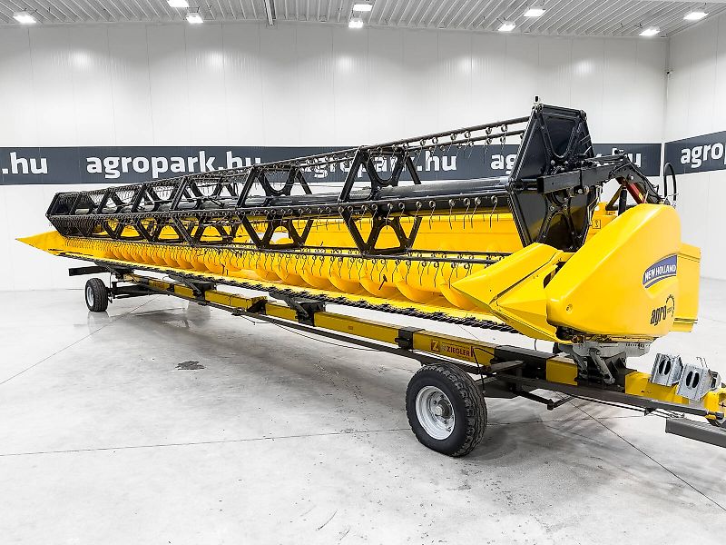 New Holland CR10.90 SmartTrax combine, with 12,5 m Varifeed header, RTK steering, tracks on the front