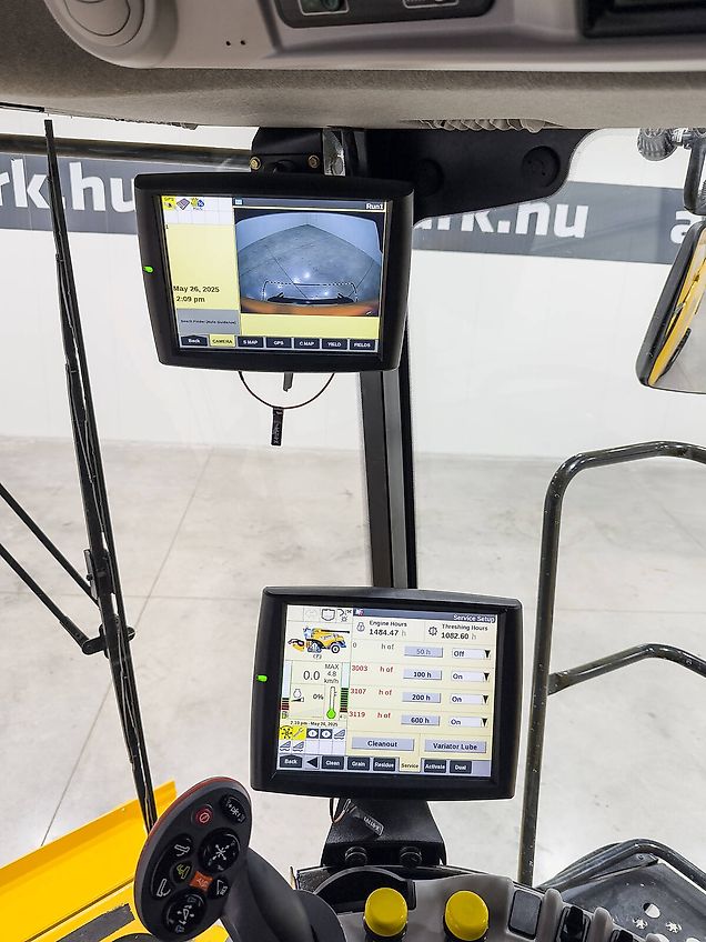 New Holland CR10.90 SmartTrax combine, with 12,5 m Varifeed header, RTK steering, tracks on the front