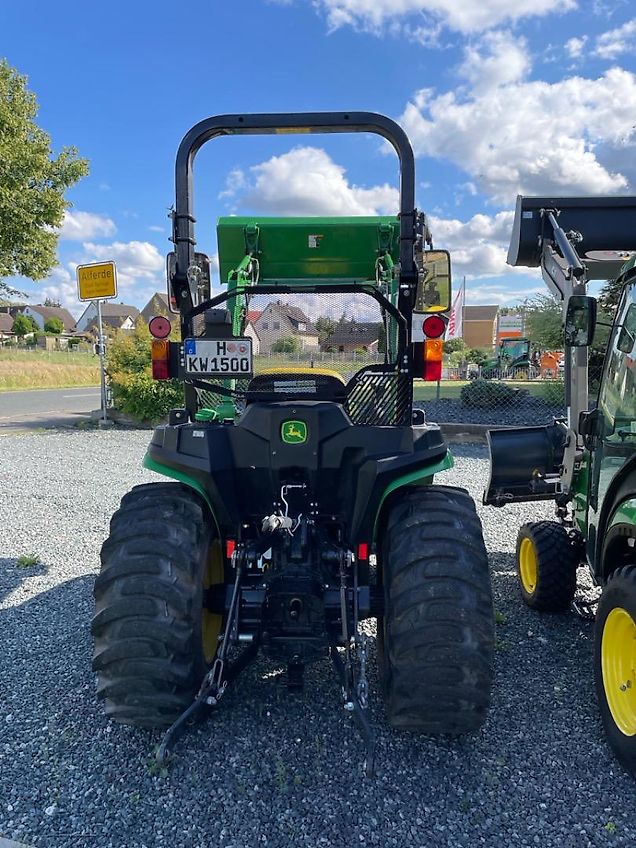 John Deere 3025 E mit 300 E Frontlader