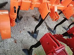 Howard Kongskilde Becker Howard kein Maschio Kerner Amazone Lemken Frontgrubber 250 cm Arbeitsbreite alle 7 Stiele sind auf einem stabile Tragrahmen geschraubt zur universellen Arbeitseinstellung 2 große Stützräder zur exakten Tiefeneinstellung mit Hitch & Zapf