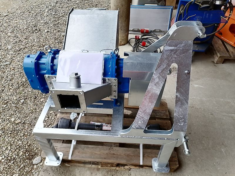 NEU Hofer !! verzinkten Dreipunktbock + Drehkolbenpumpe 5 m3 !! - Zapfwellenantrieb / Gelenkwellenantrieb - Steinfangkasten - Güllepumpe Güllezubringer Güllefass Güllewagen Biogas Gülleauflieger Gülleauflieger Pumpstation Schleppschlauch Schleppschuhverte verzinkten Dreipunktbock + Drehkolbenpumpe 5 m3 + Steinfangkasten