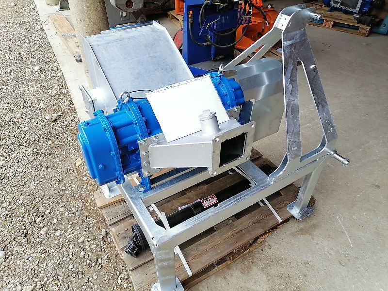 NEU Hofer !! verzinkten Dreipunktbock + Drehkolbenpumpe 5 m3 !! - Zapfwellenantrieb / Gelenkwellenantrieb - Steinfangkasten - Güllepumpe Güllezubringer Güllefass Güllewagen Biogas Gülleauflieger Gülleauflieger Pumpstation Schleppschlauch Schleppschuhverte verzinkten Dreipunktbock + Drehkolbenpumpe 5 m3 + Steinfangkasten