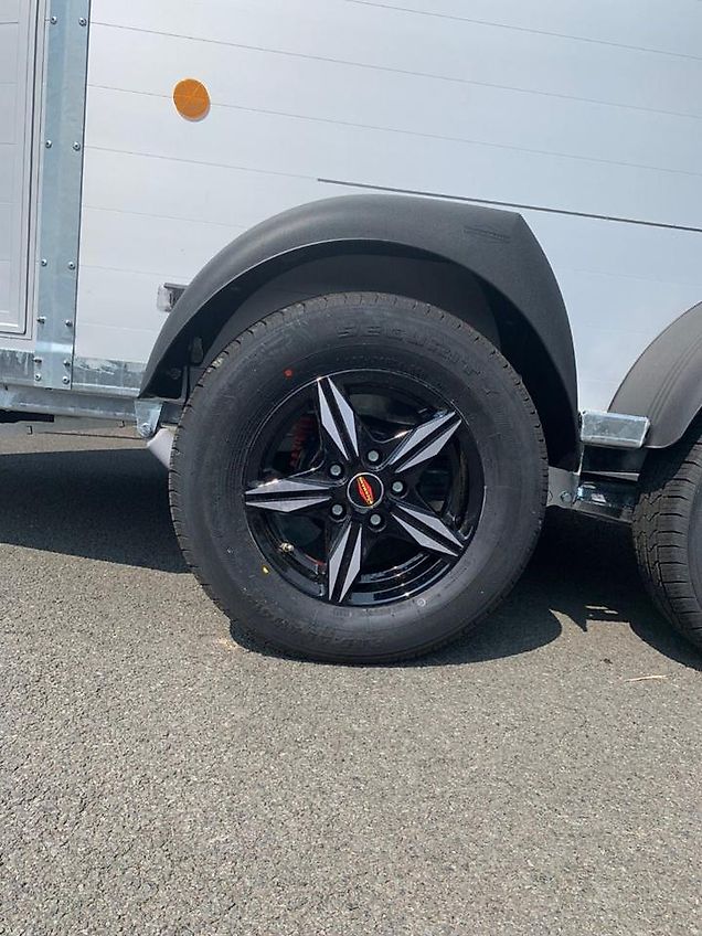 Böckmann Portax E Pferdeanhänger Alu Felgen Verschleißmatte