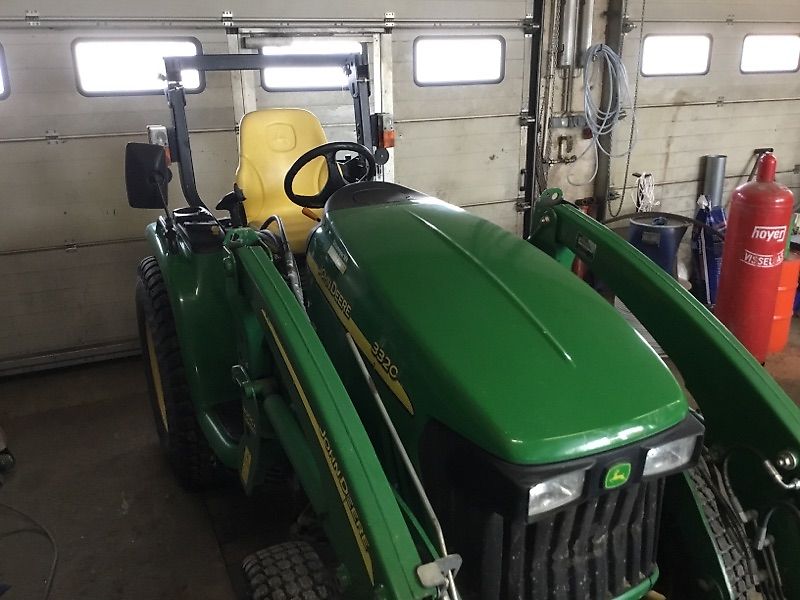 John Deere 3320 MY11